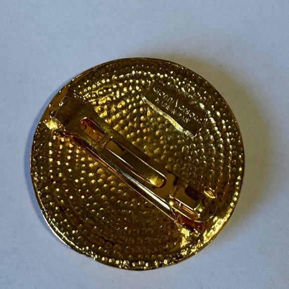 Versace hair clip Gold circle seashell with Medusa in center main image 4
